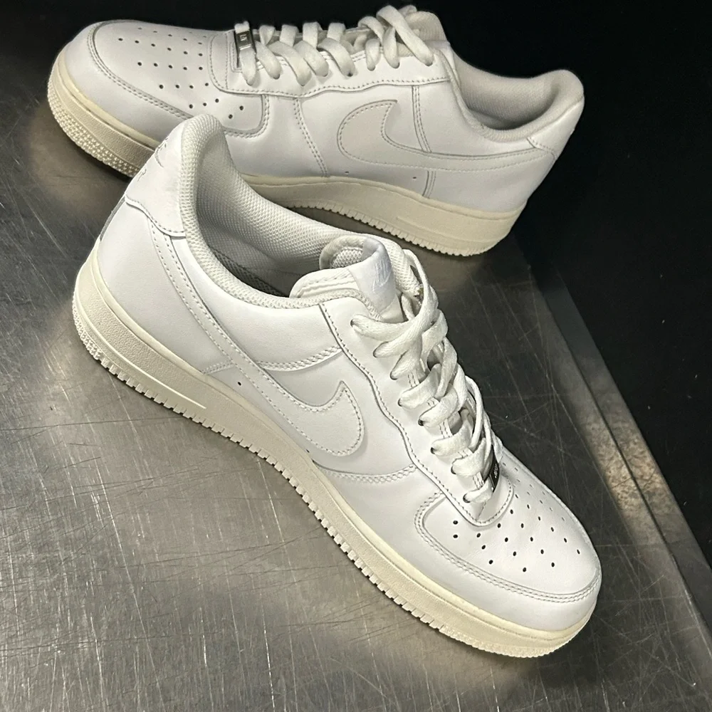 Nike Air Force 1 Size 10.5 Men - Picture 3 of 11
